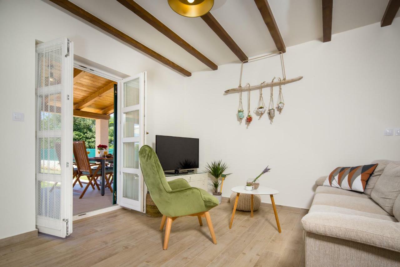 House Jozefina With Pool Appartement